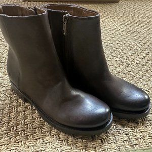FRYE VERONICA INSIDE ZIP BOOTIES CHOCOLATE NIB
